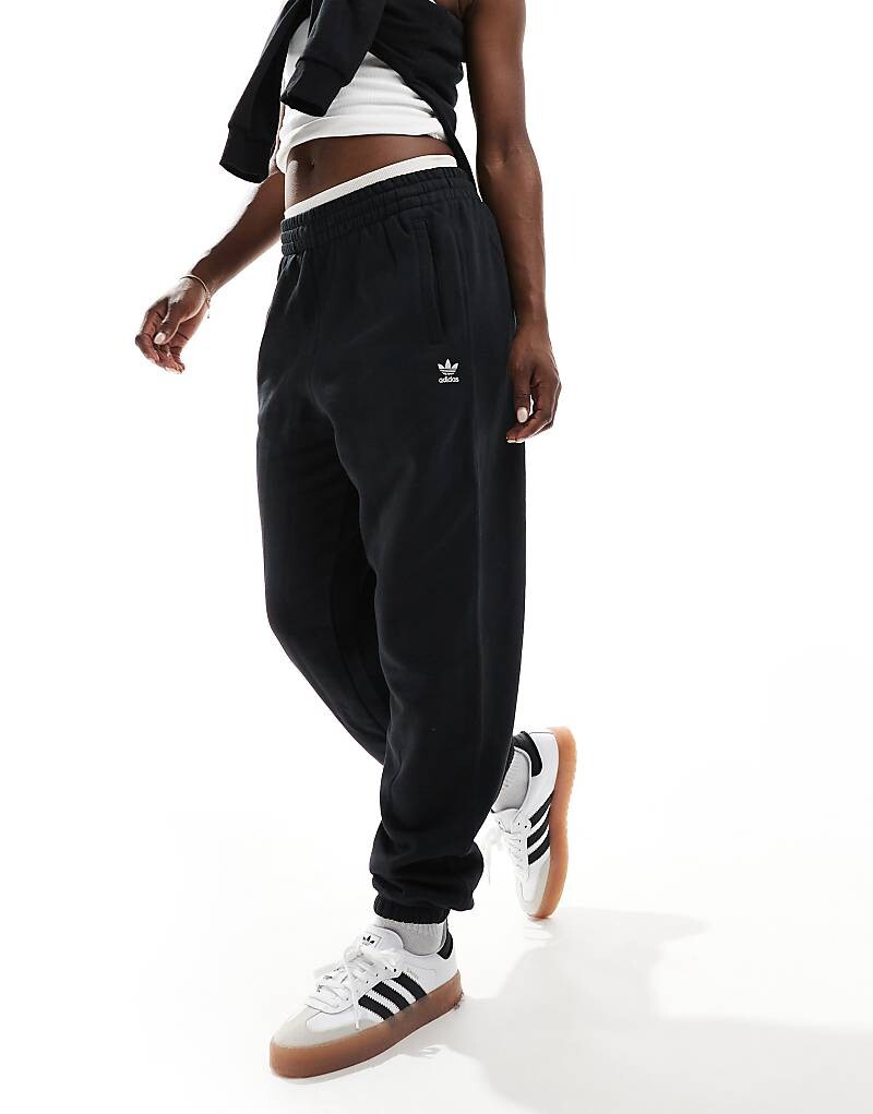 

Черные спортивные брюки adidas Originals Essential