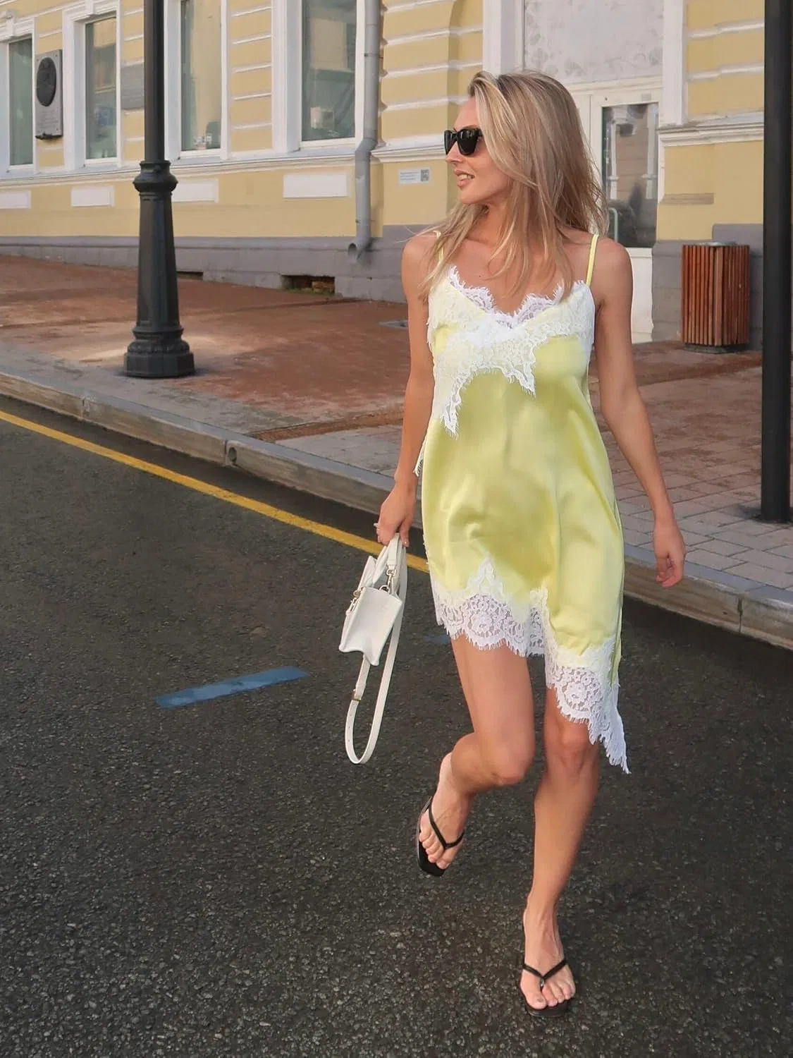 Женское мини-платье с кружевными вставками на бретельках, Yellow — фото 3