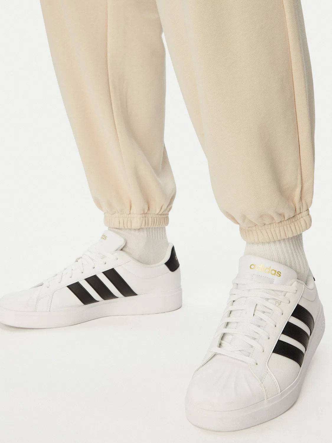 Мужские спортивные штаны стандартного кроя Seasonal Essentials Collegiate French Terry Cuffed Adidas, бежевый — фото 4