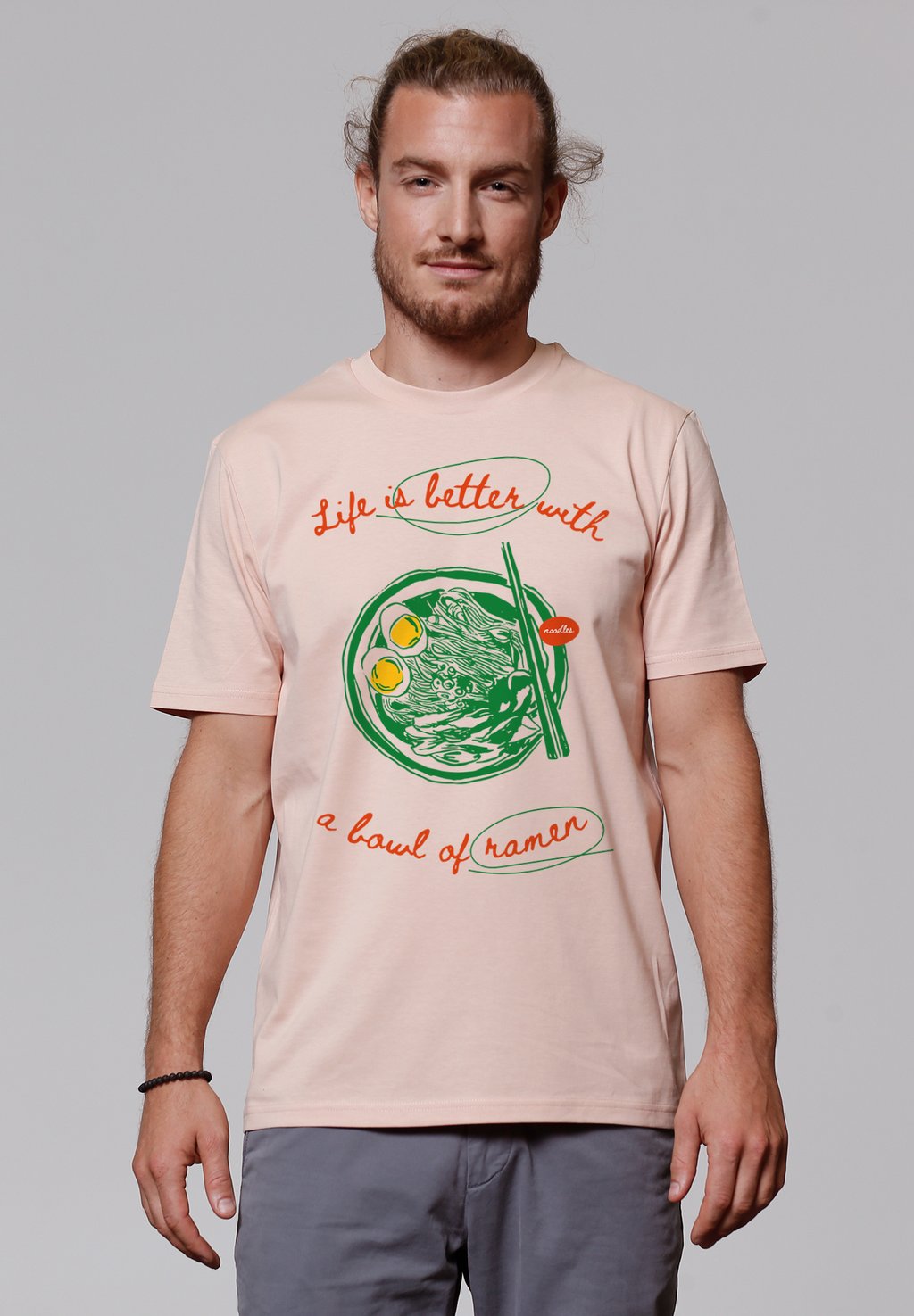 

Футболка с принтом LIFE IS BETTER WITH RAMEN watapparel, светло-розовый