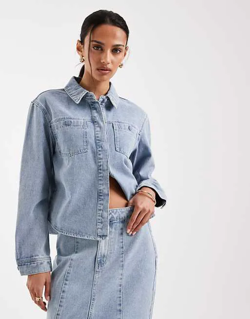 

Голубая джинсовая рубашка на пуговицах и карманами AWARE