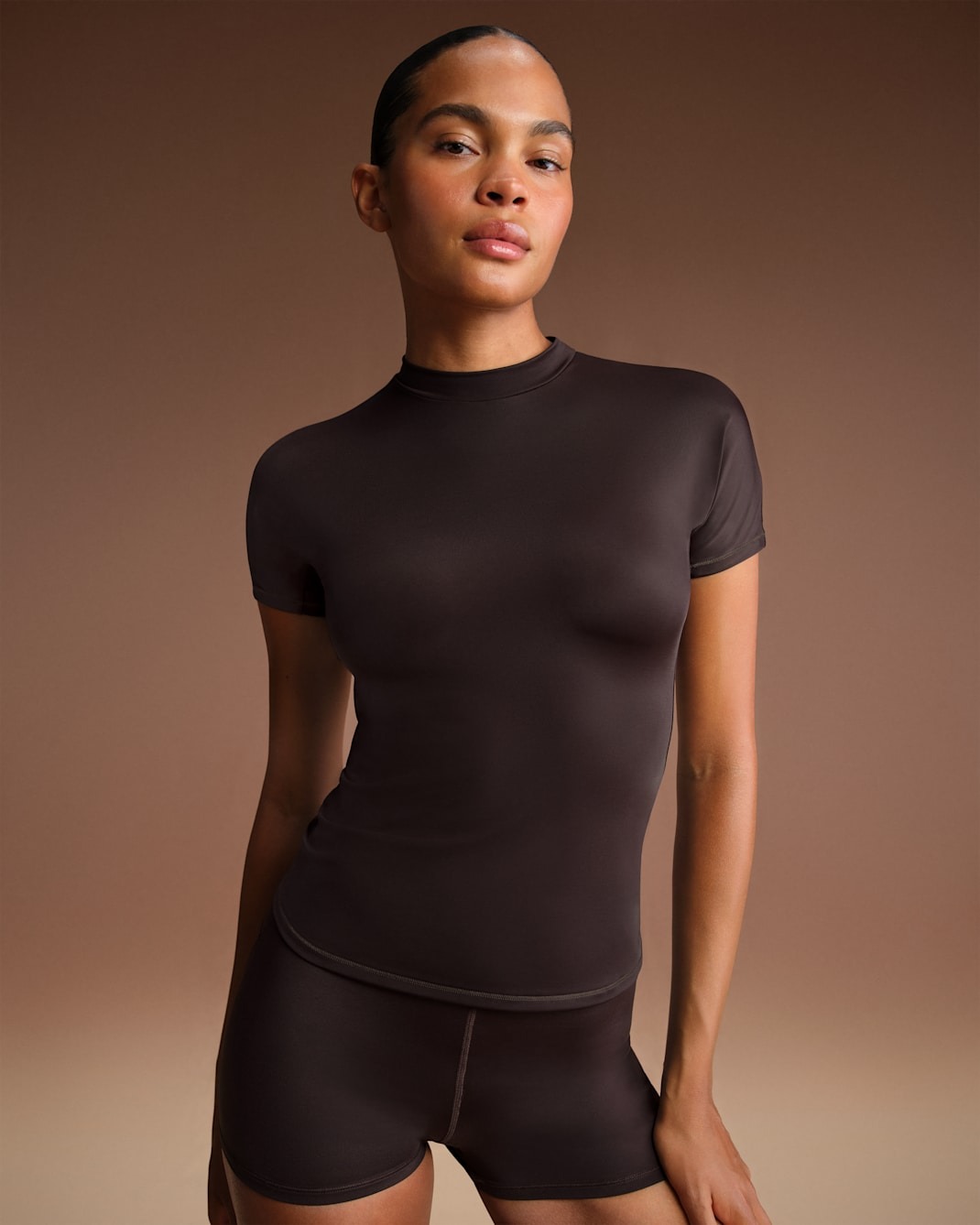 

Футболка NikeSKIMS Shine Women's Mock-Neck Short-Sleeve, темно-коричневый