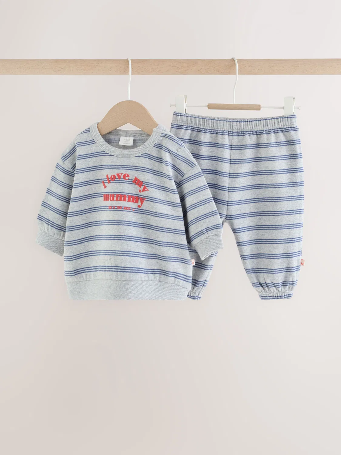 Next Комплект из серого/синего свитшота и спортивных штанов «I Love My Mummy» для ребенка (0 мес.-2 года)