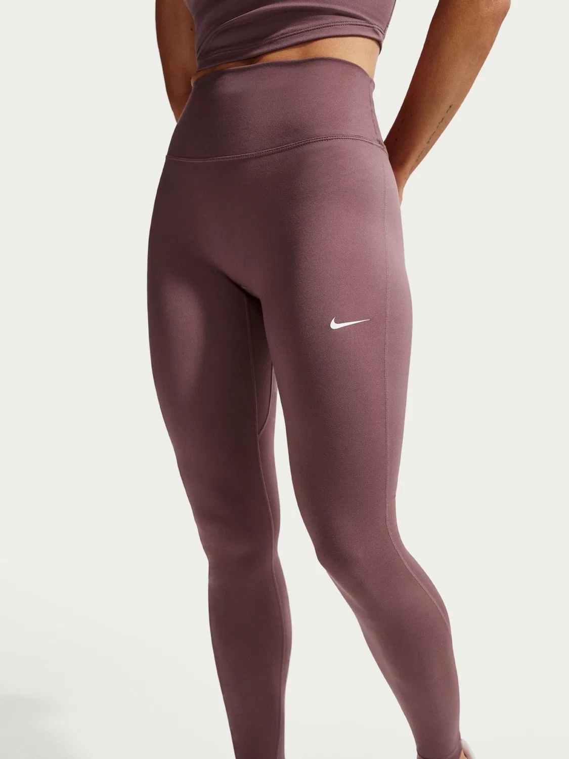 Бесшовные леггинсы во всю длину с завышенной талией Nike Tattoo Brown One спереди — фото 4