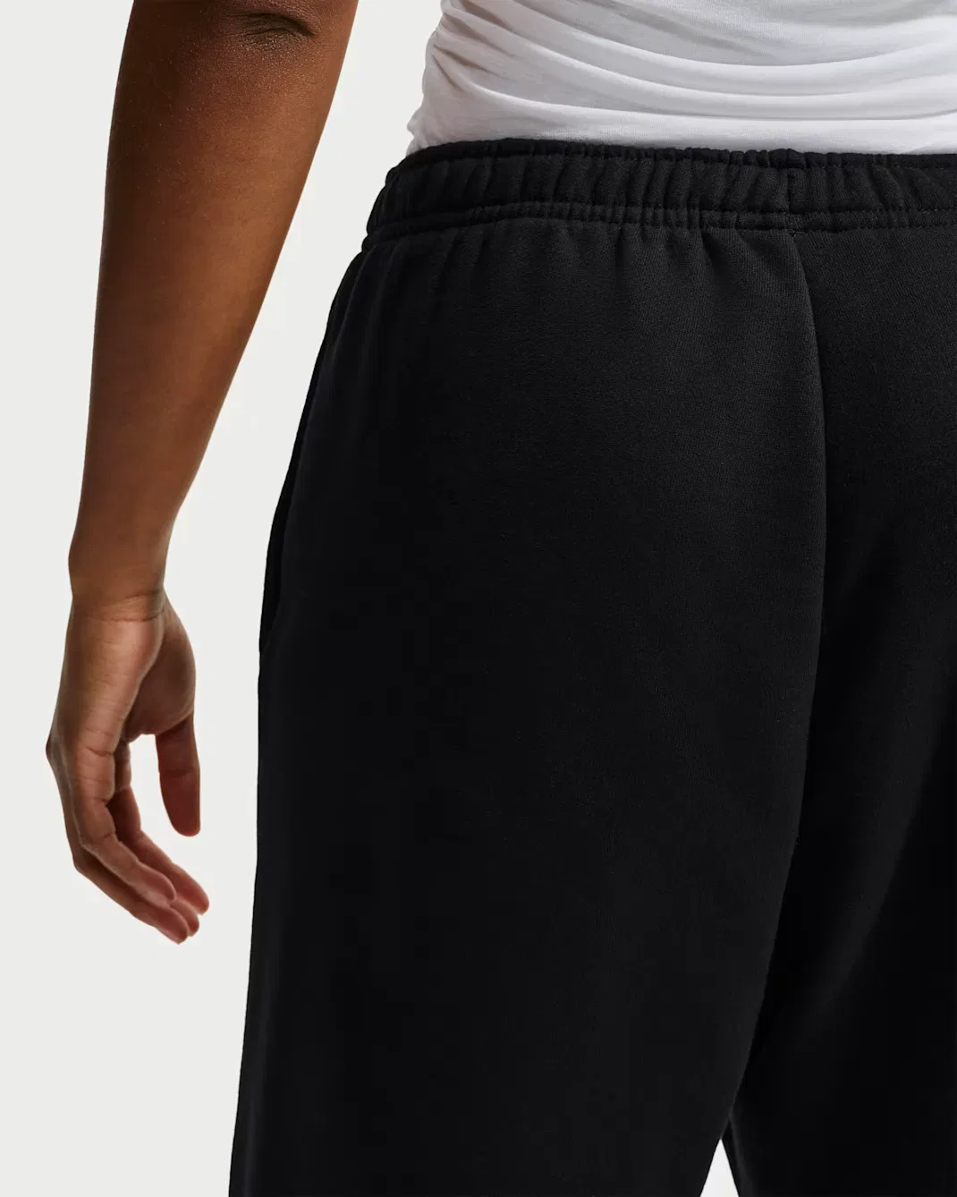 Женские брюки с высокой посадкой, свободного кроя и манжетами Nike Studio Fleece Medium Weight, Total Black/Sail — фото 3