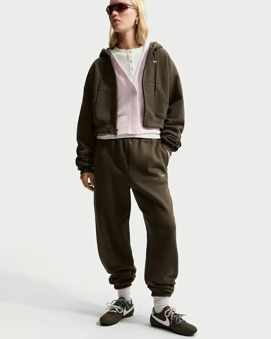 Женские брюки с высокой посадкой, свободного кроя и манжетами Nike Studio Fleece Medium Weight, Dark Hazel/Sail — фото 4