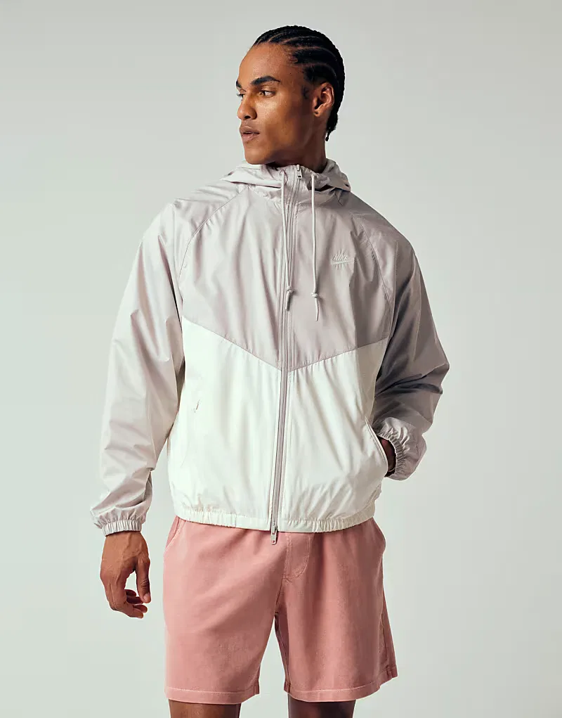 Спортивная куртка Nike Windrunner светло-серого и, белый