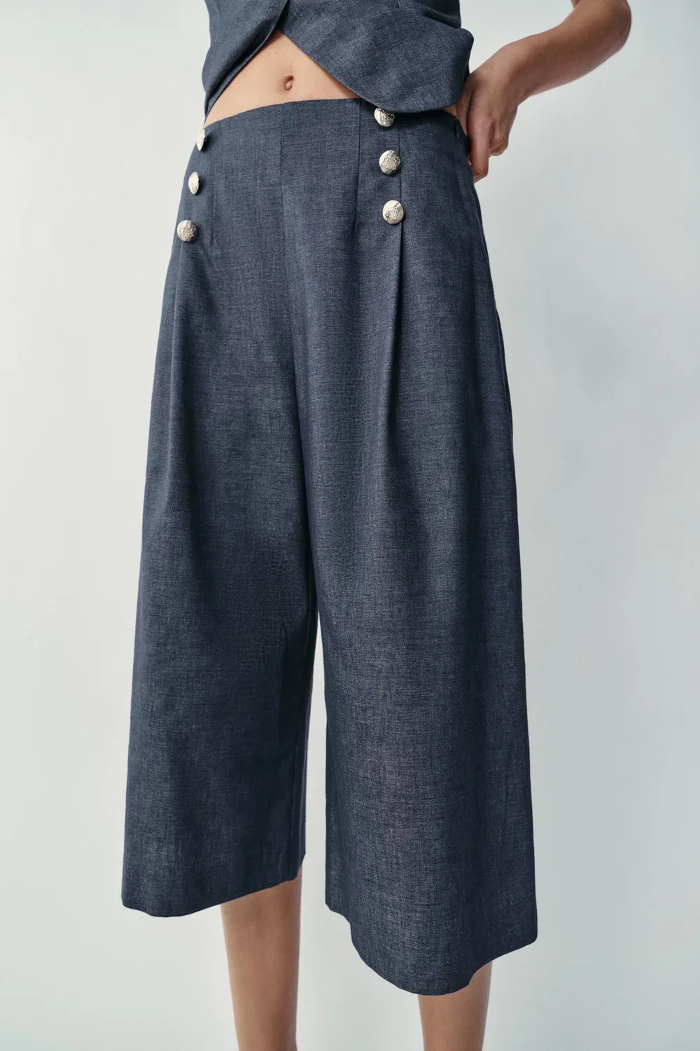 Длинные бермудские шорты из льняной смеси с пуговицами. ZARA, Indigo — фото 2