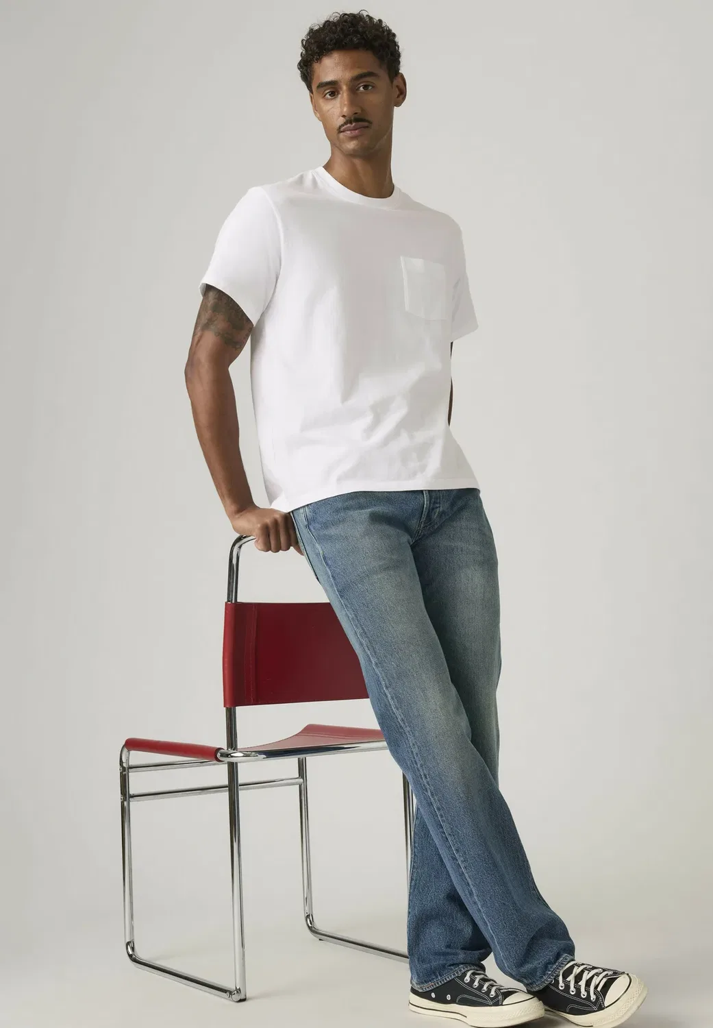Свободная футболка с карманом - базовая футболка Levi'S, Garment Dye Fa- Whites — фото 4