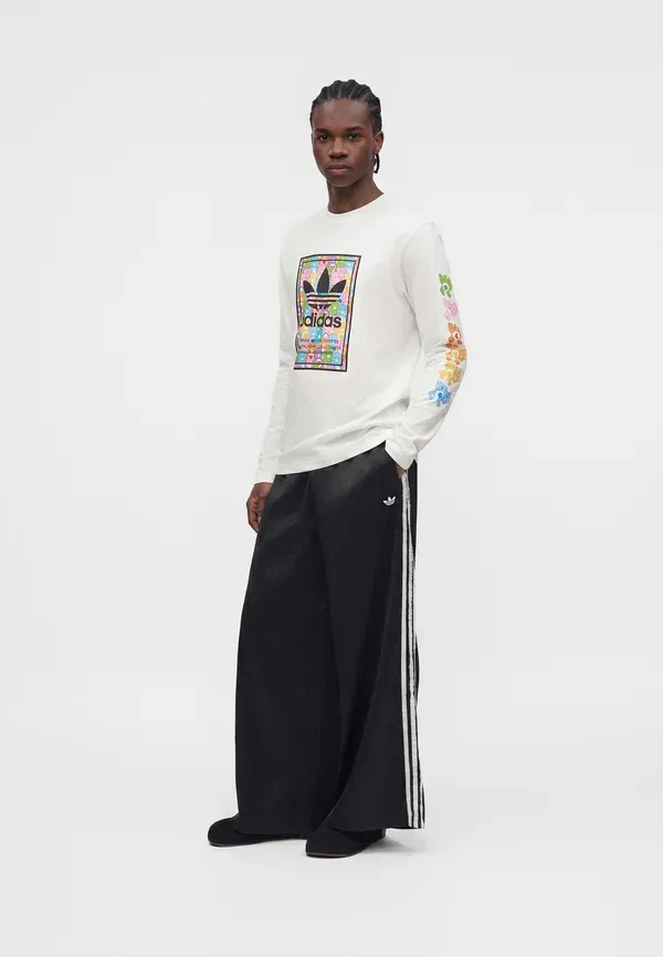 Футболка унисекс с длинными рукавами и изображением мишки Care Bear Adidas Originals, белый