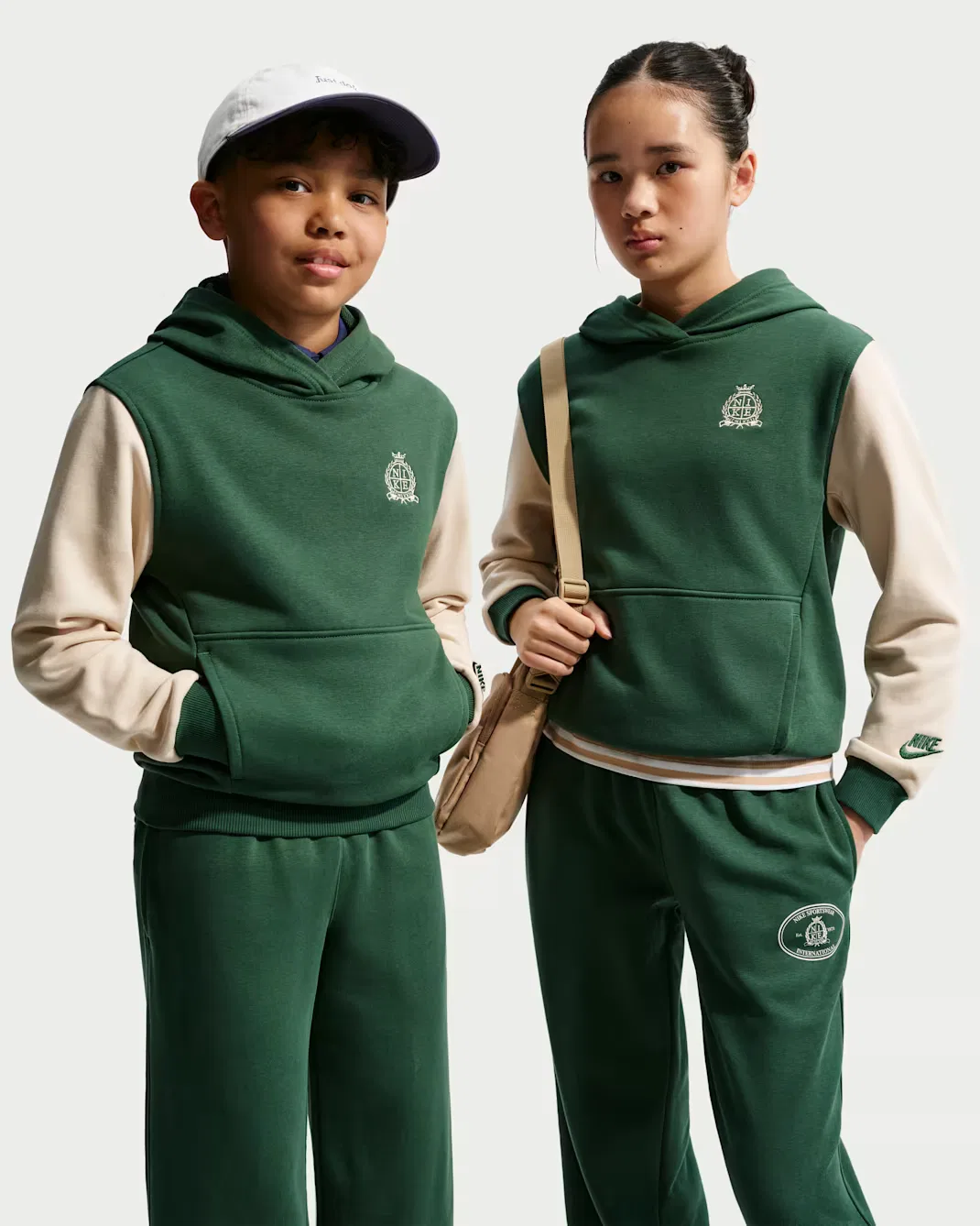 Толстовка из французского махрового трикотажа для детей постарше Nike Sportswear Club, Fir/Sanddrift/Sanddrift/Black