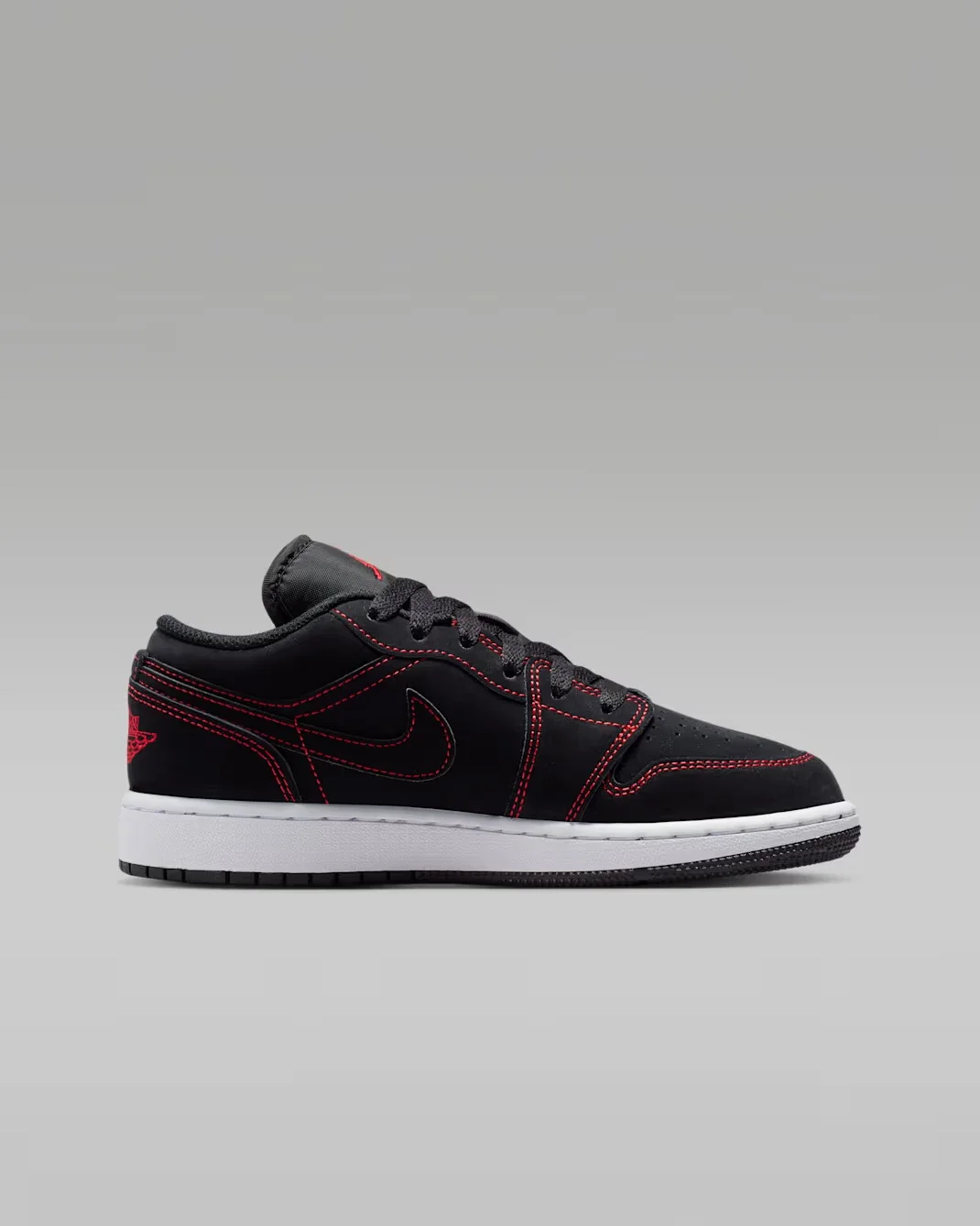 Кроссовки подростковые Nike Air Jordan 1 Low, черный/красный — фото 2