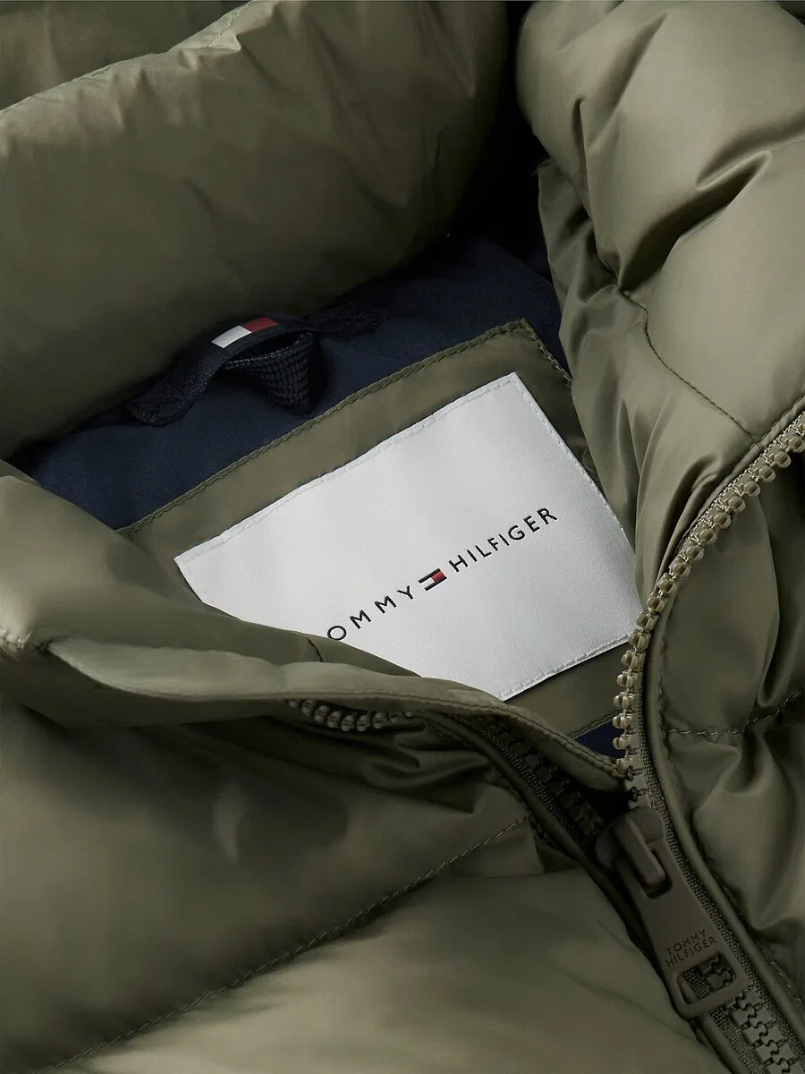 Зимняя куртка TOMMY HILFIGER 'Essential' оливкового цвета — фото 3