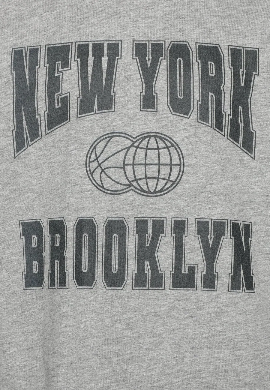 Футболка Urban Classics 'New York Brooklyn' серого и темно-серого цвета — фото 4