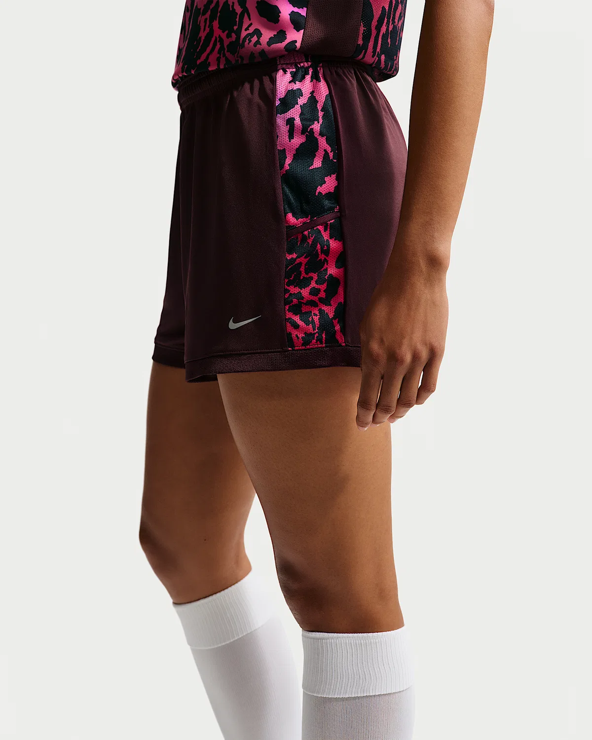 Женские футбольные шорты Nike United Academy Dri-FIT, Burgundy Crush/Multi-Color/Metallic Silver — фото 3