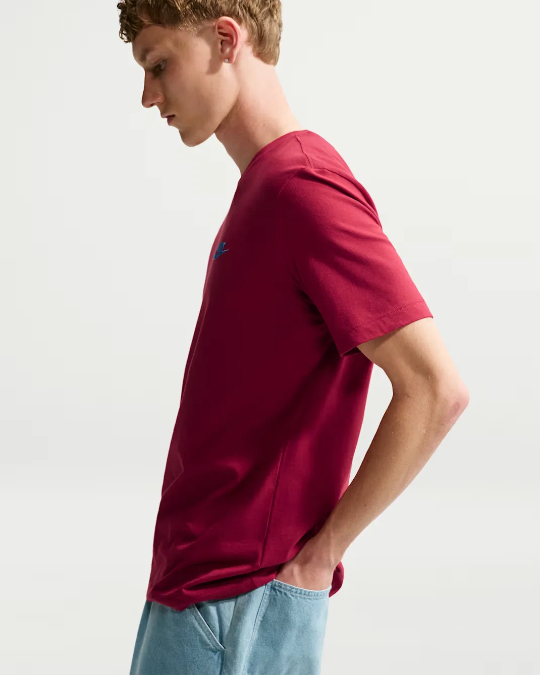 Мужская футболка Nike Sportswear Club, Tough Red/Football Blue — фото 2