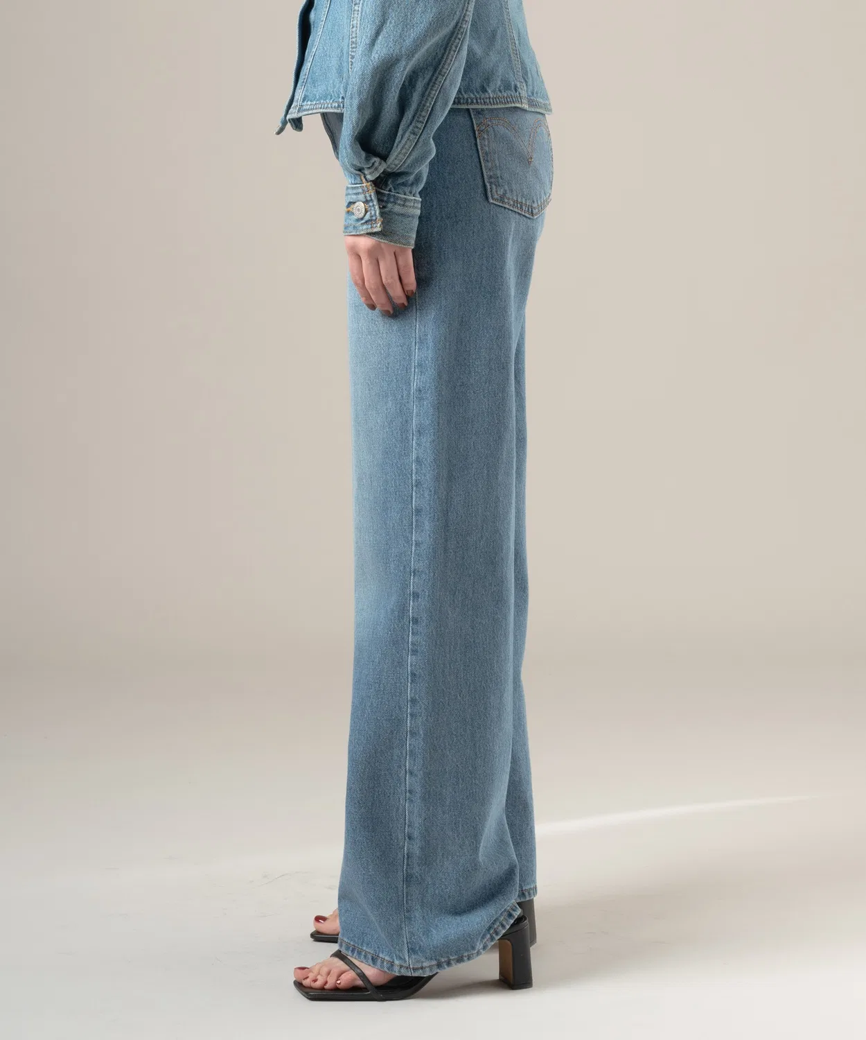 Женские джинсы с высокой посадкой и широкими штанинами RIBCAGE WIDE LEG Levi's, Medium Indigo — фото 2