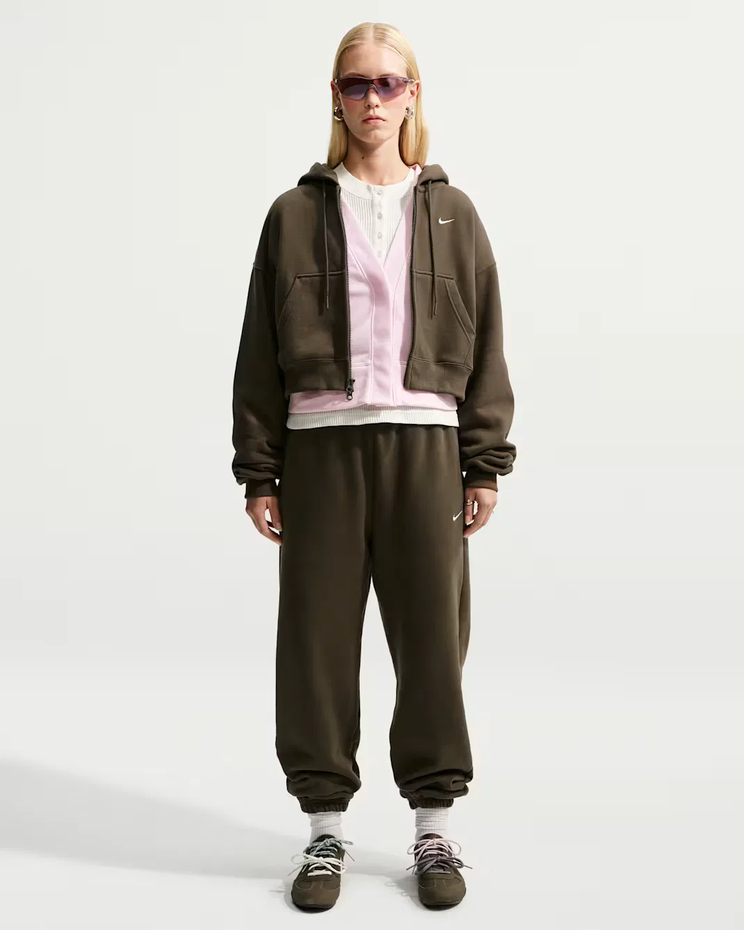 Женская укороченная толстовка оверсайз на молнии Nike Studio Fleece Medium Weight, Dark Hazel/Sail — фото 4