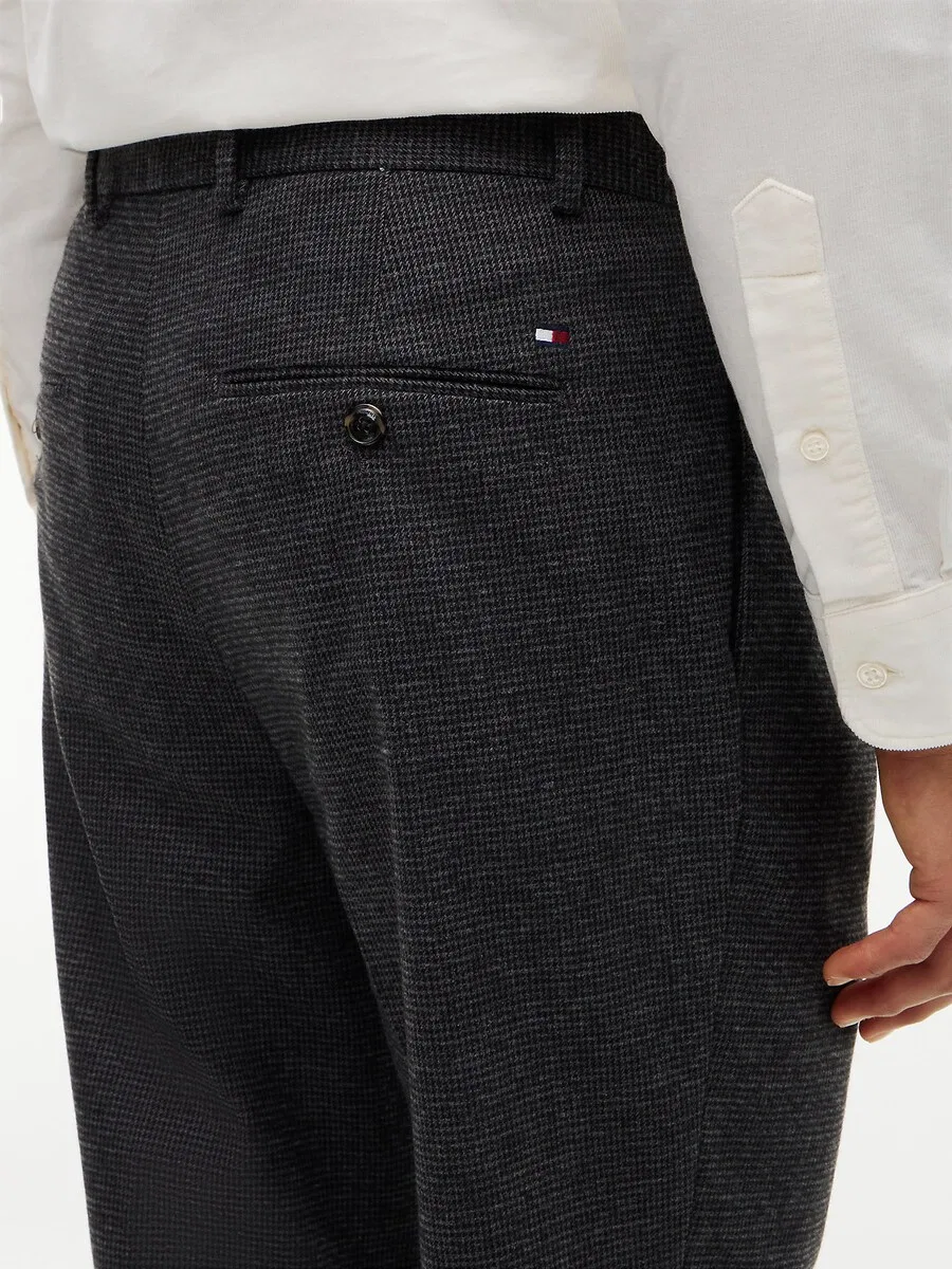 Брюки TOMMY HILFIGER зауженного кроя со складками спереди, модель 'New York Label', графитовый цвет — фото 3