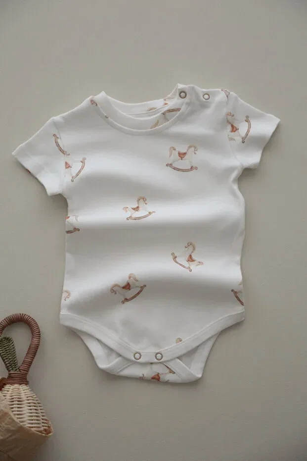 Детское боди с коротким рукавом с принтом Nostalgic horse patterned organic baby bodysuit Dodo'S Baby, White — фото 2