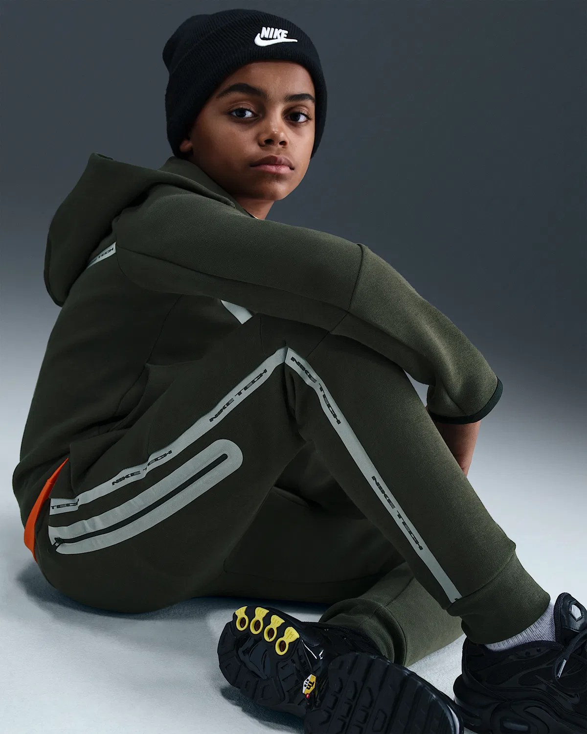 Джоггеры для старших детей Nike Sportswear Tech Fleece со светоотражающими элементами, Sequoia/Black/Black — фото 4