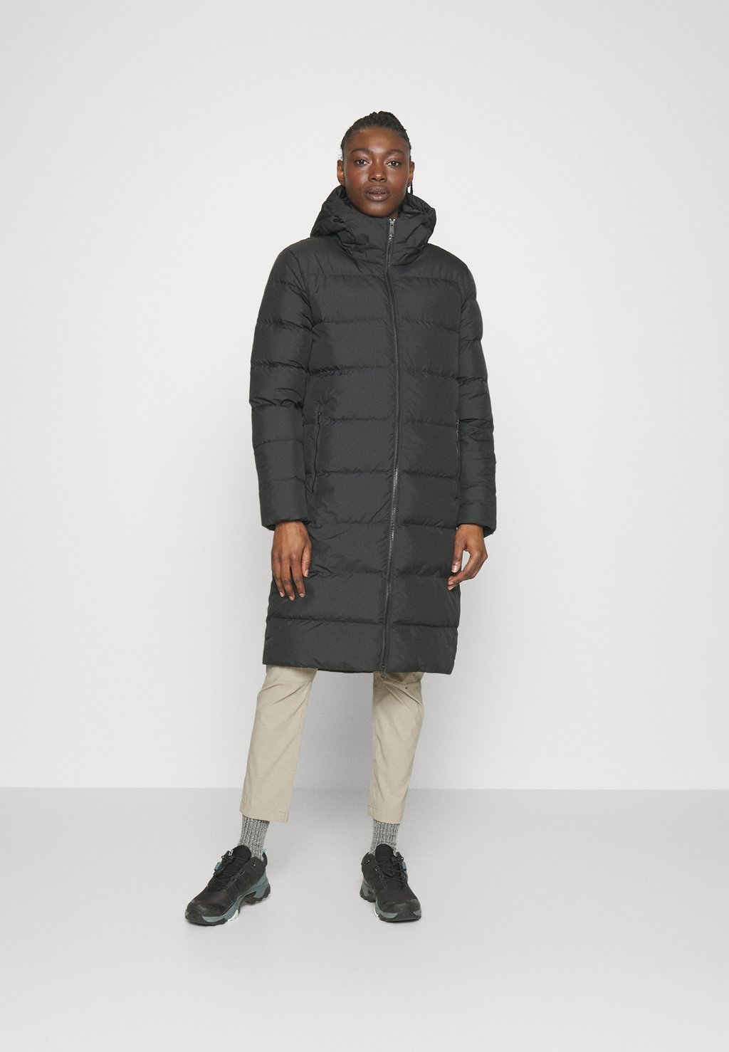 

Длинный пуховик FROZEN PALACE Jack Wolfskin, черный