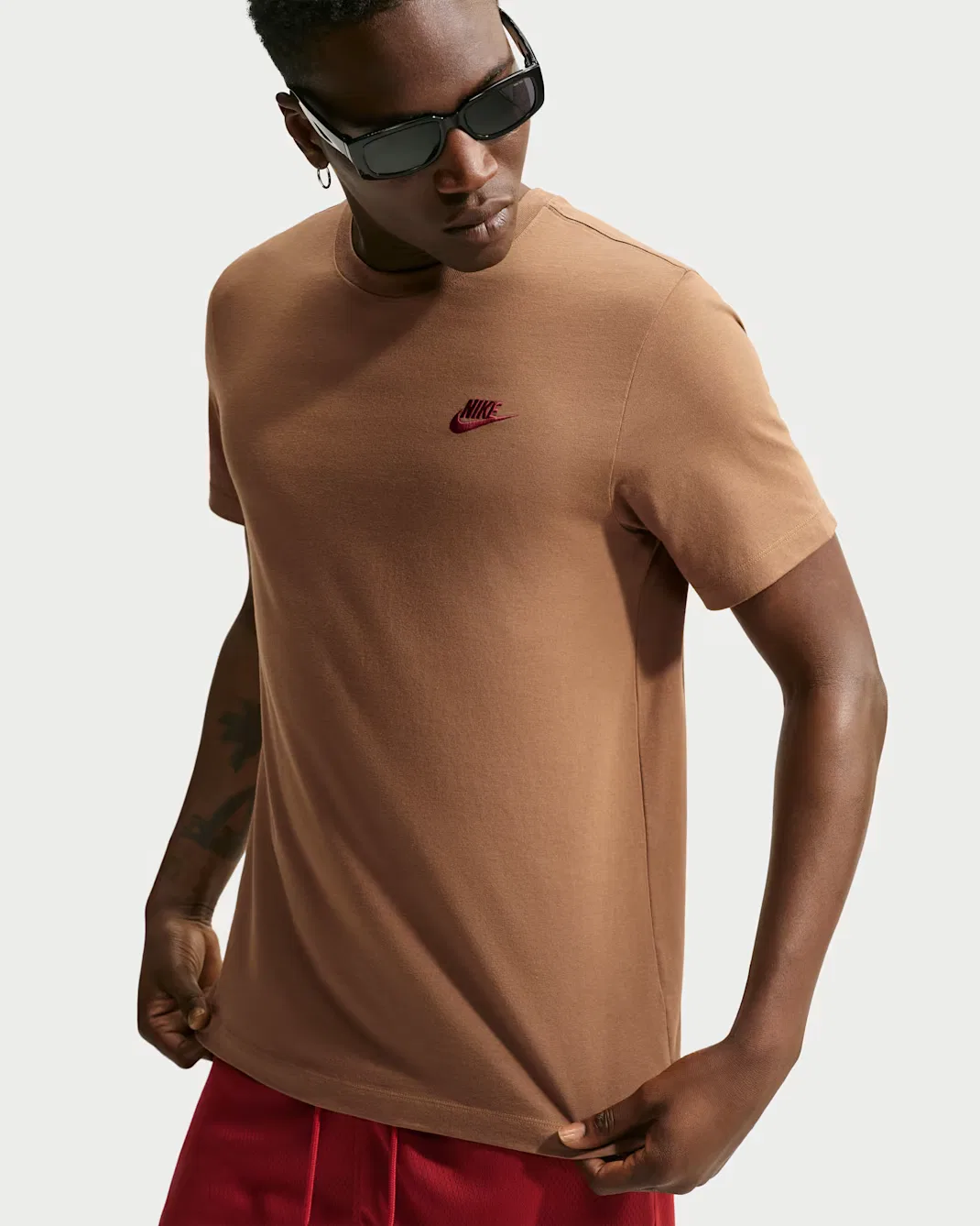 Мужская футболка Nike Sportswear Club, Ale Brown/Tough Red — фото 3