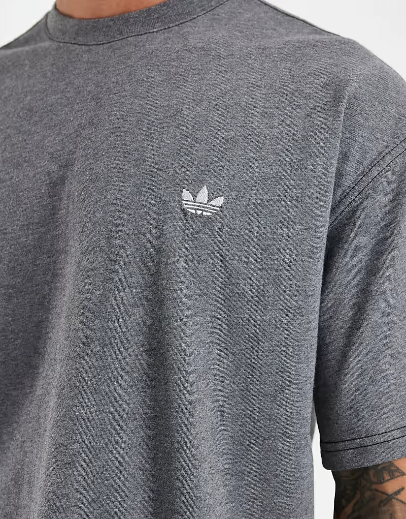 Укороченная футболка Adidas Originals Trefoil essentials меланжевого, темно-серый меланж — фото 4