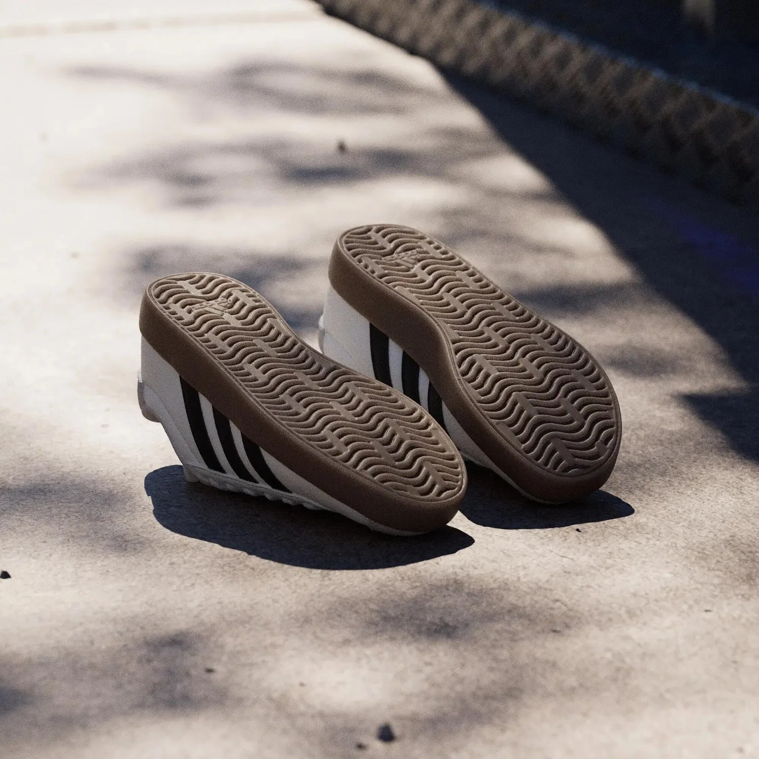 Детские кеды из замши VL Court 3.0 Adidas, Weiss Schwarz Grau — фото 3