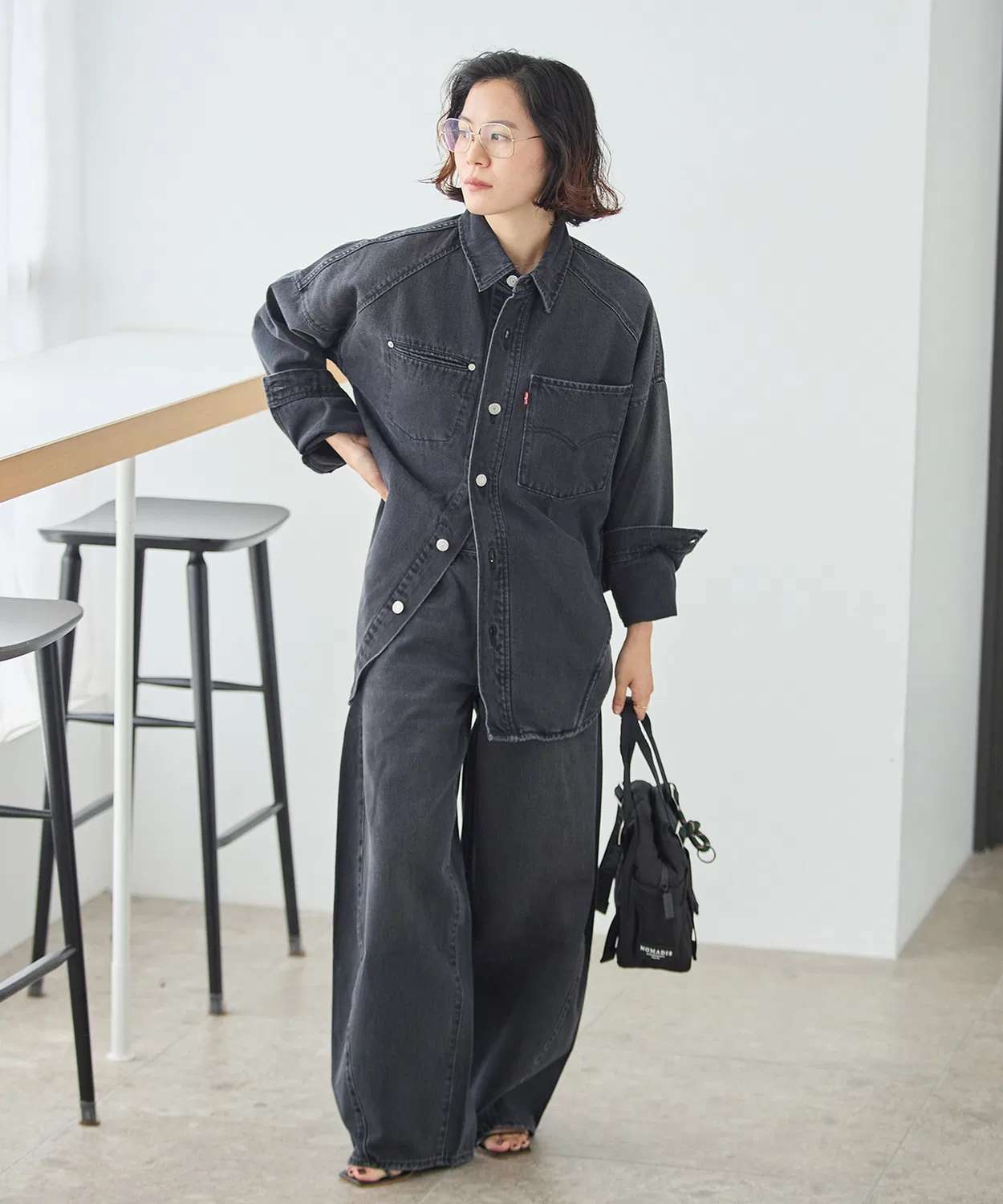 Женские джинсы свободного кроя с эффектом потертостей Levi's SUPER BAGGY BARREL FULL, Black — фото 2