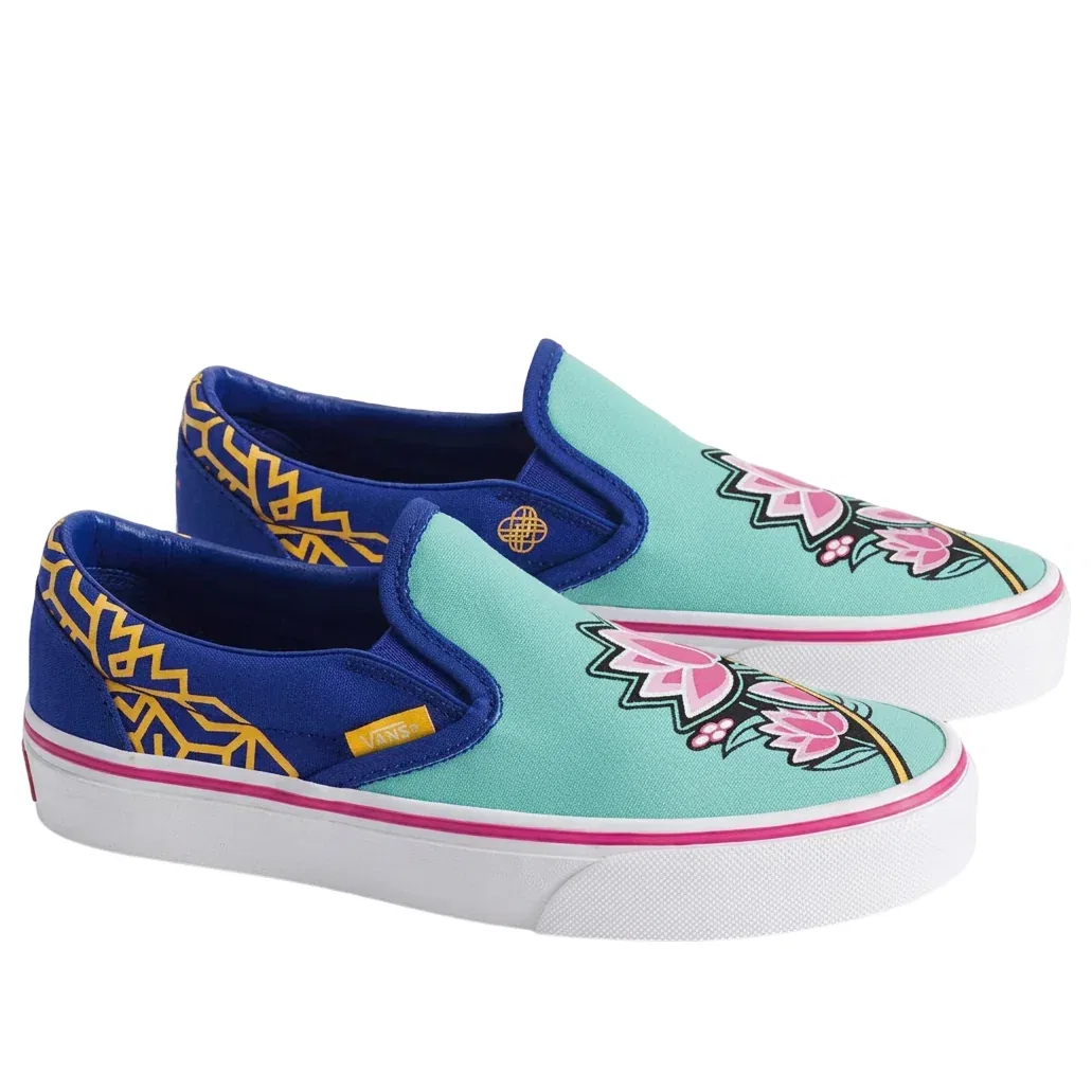 Детские кроссовки с верхом из канваса K-Pop Demon Hunters Classic Slip-On 'Zoey' Vans, Blue/Multi-Color — фото 2