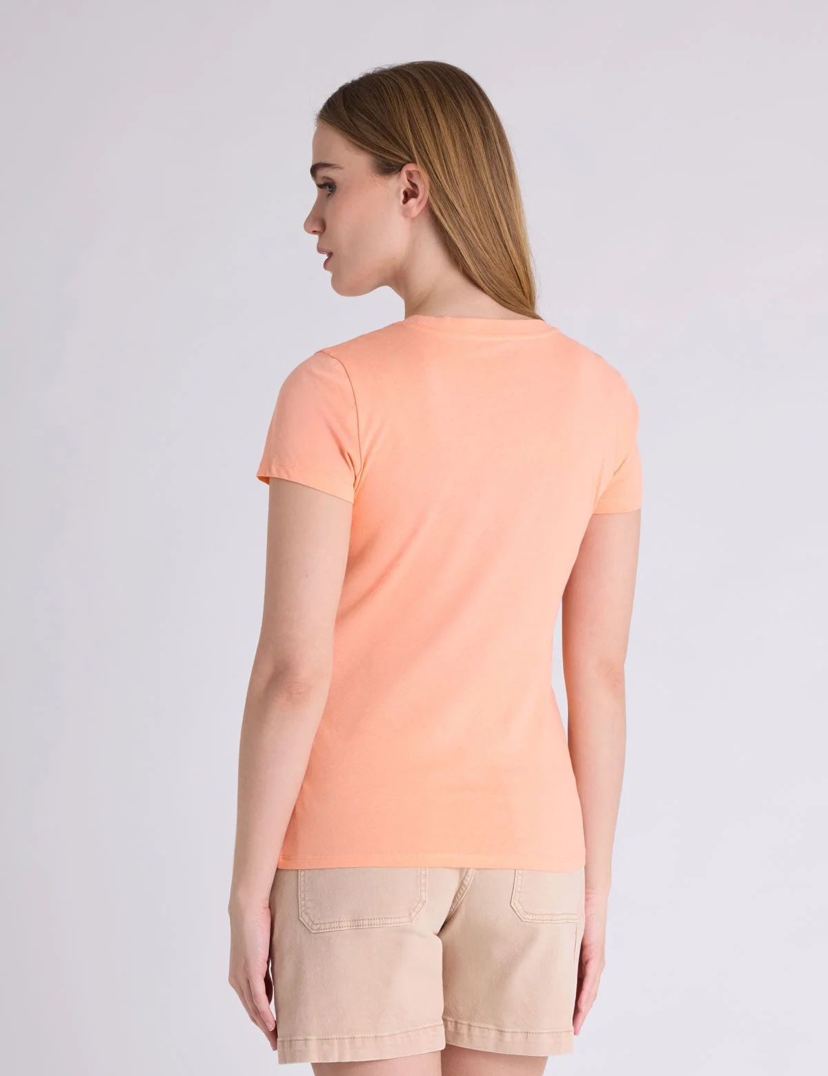 Женская футболка U.S. Polo Assn. Sateen Lurex Script Semi Scoop, персиковый — фото 2