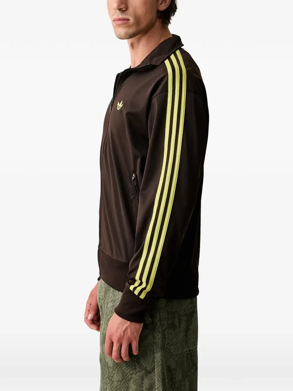 Спортивная куртка с вышитым логотипом и боковыми полосками adidas, коричневый — фото 2
