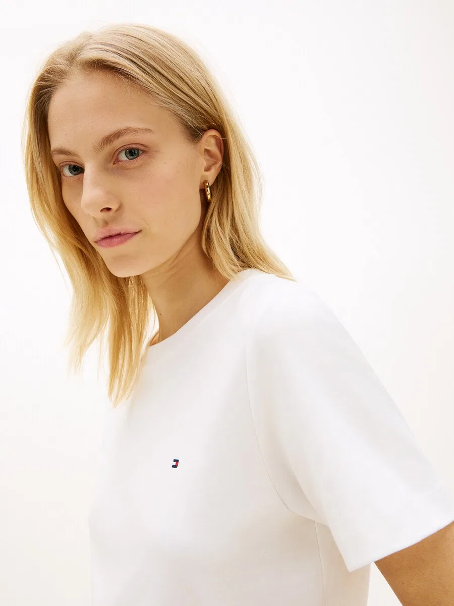 Футболка TOMMY HILFIGER 'Boxy Interlock' белого цвета — фото 2