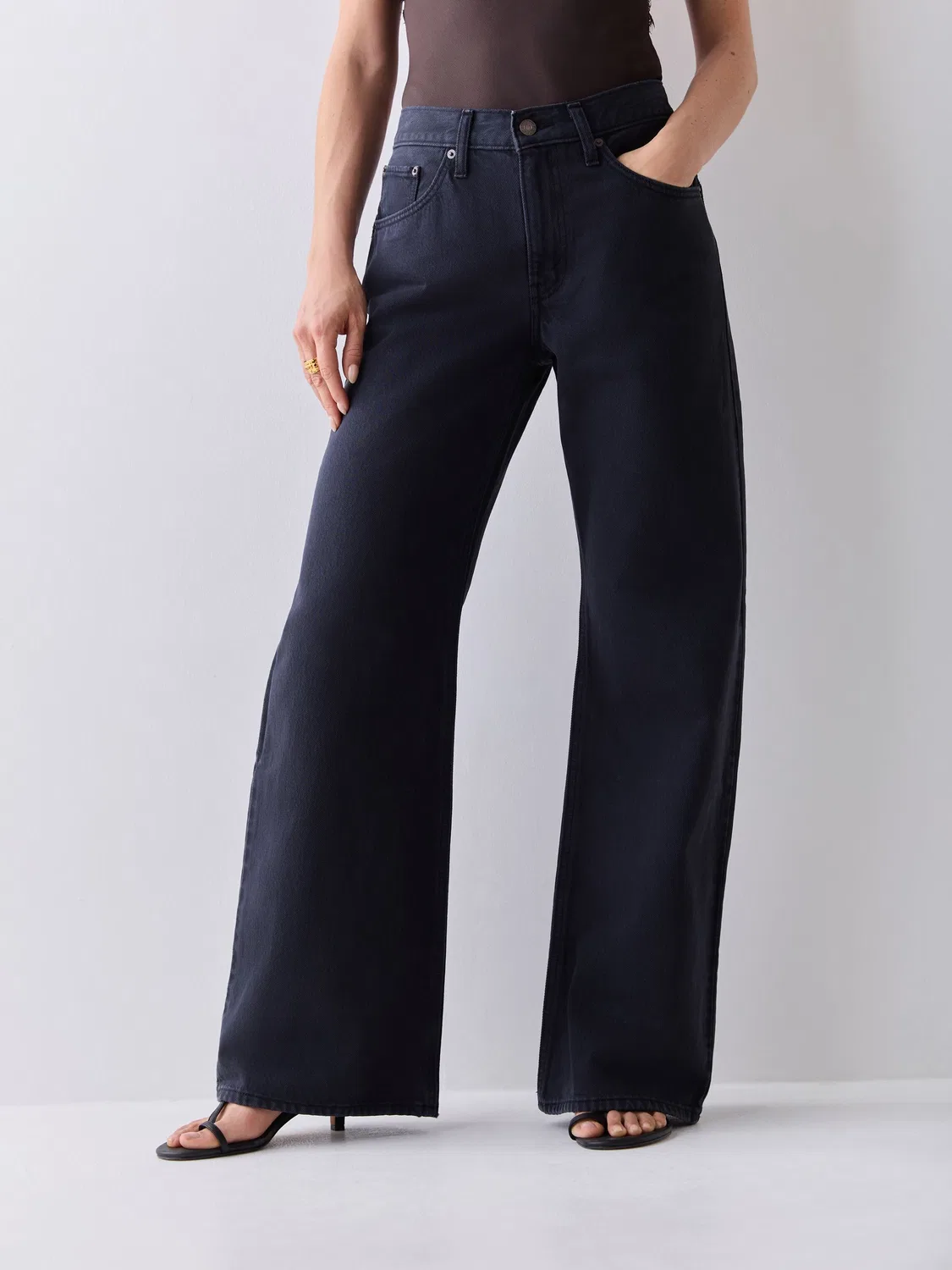 Джинсы свободного кроя, модель Loose Bootcut Levi's, Chipped Black Oyster — фото 2