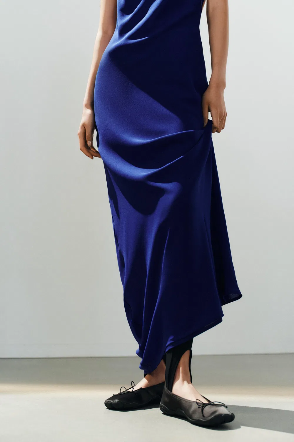 Длинное платье с завязками на халерее ZARA, Neon blue — фото 3