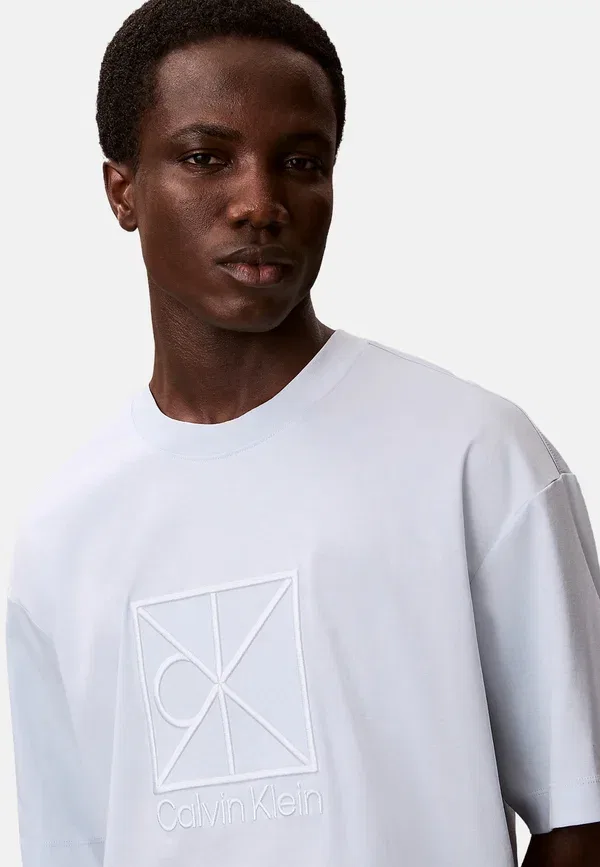 Футболка Calvin Klein Ss rlxd premium interlock emblem print t-shirt, цвет пленэр — фото 4