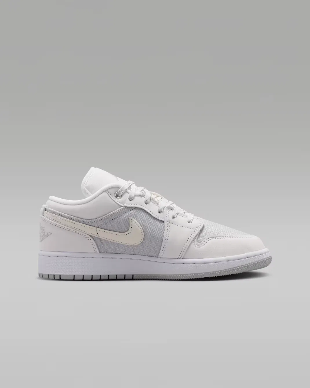 Кроссовки для детей постарше Air Jordan 1 Low SE, Off White/Soft Pearl/Light Smoke Grey — фото 3