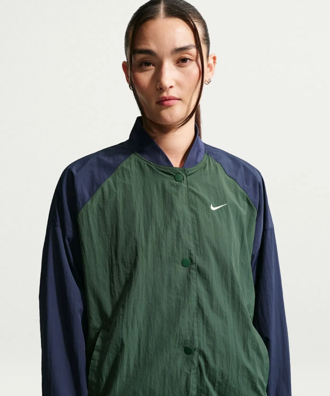 Женская куртка-бомбер свободного кроя с вышивкой NIKE Hybrid Varsity, Dark Green