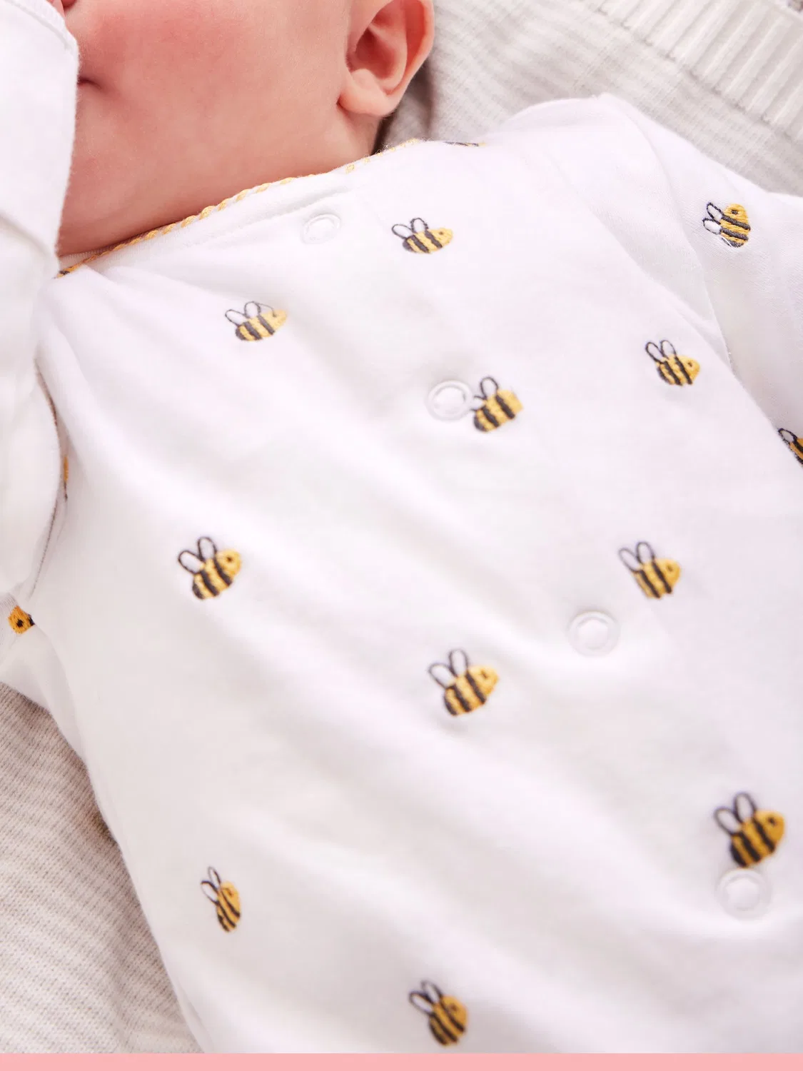 Боди с ножками с вышивкой пчел Jojo Maman Bébé, белый