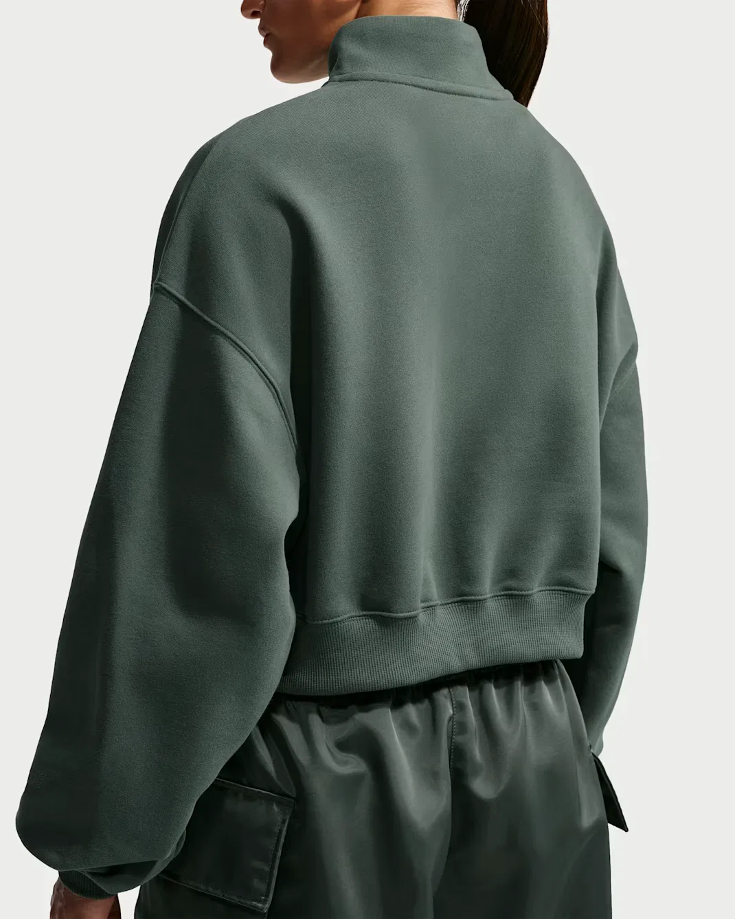 Женский укороченный топ свободного кроя с молнией на четверть длины Nike Studio Fleece Medium Weight, Camo Green/Sail — фото 2