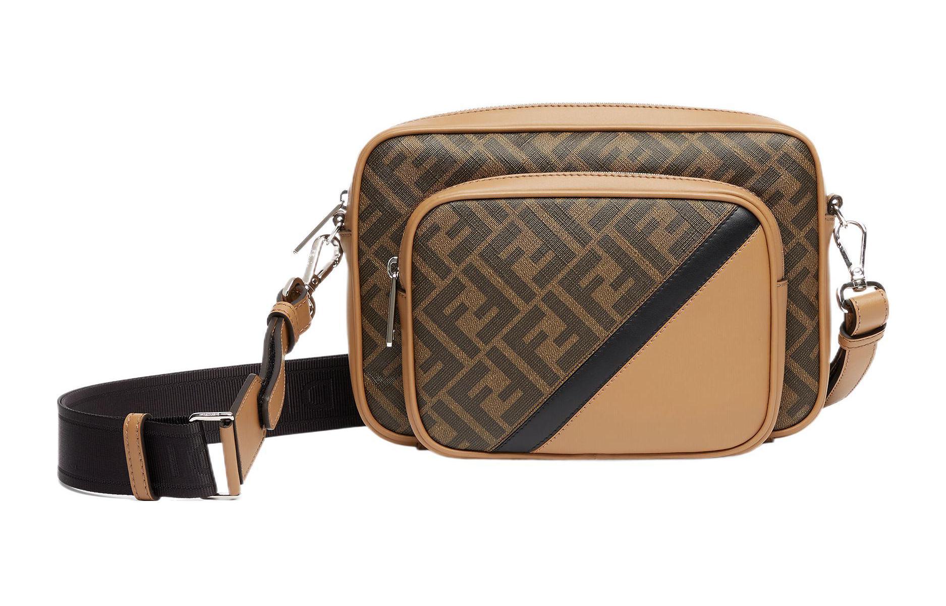 

FENDI Кожаная фотосумка через плечо мужская среднего размера коричневая