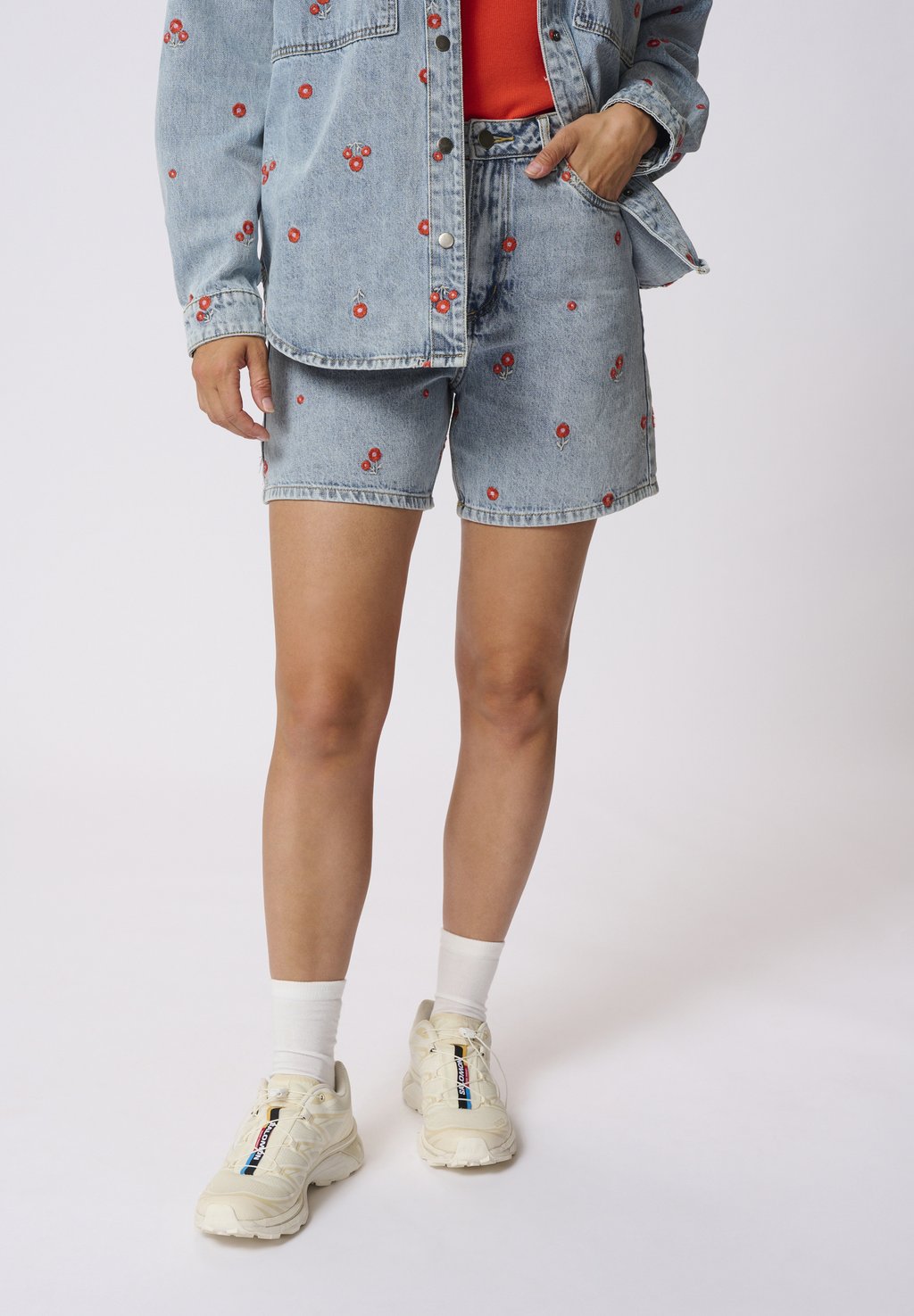 

Джинсовые шорты KABABETH Kaffe, цвет Blue Denim Red Flower Emb.