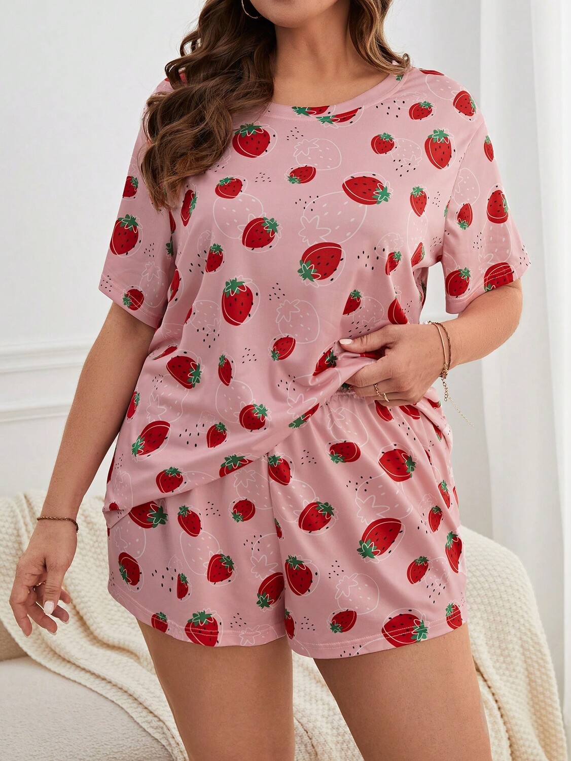 

Комплект из футболки и шорт клубничный узор, розовый