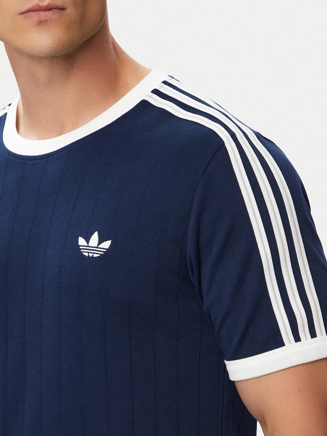 Мужская футболка стандартного кроя Drop Needle Stripes Tee Adidas, темно-синий — фото 4
