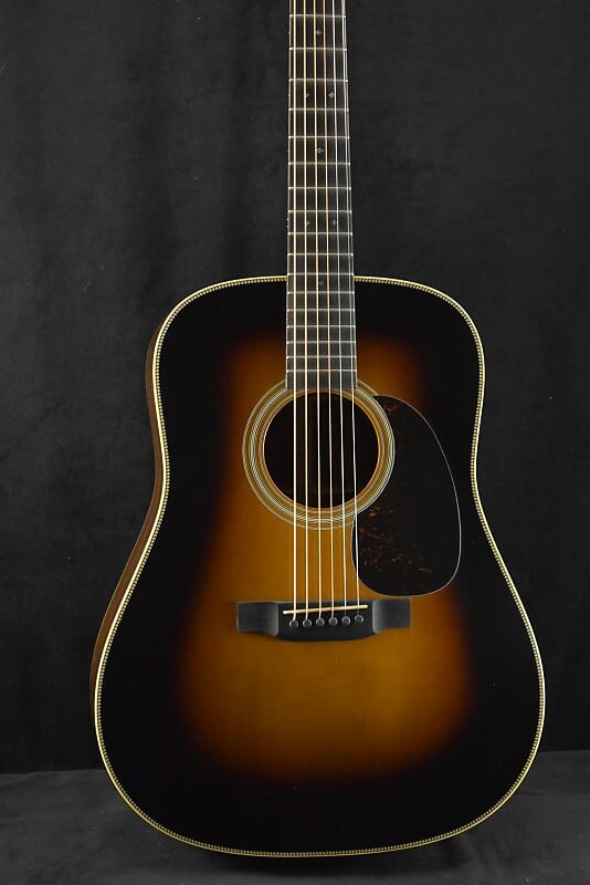 

Martin Custom Shop Dreadnought Adirondack Spruce/Wild Grain Восточно-индийский палисандр Stage 1 Aged 1935 Sunburst Custom Shop Dreadnought Adirondack Spruce/Wild Grain East Ind...