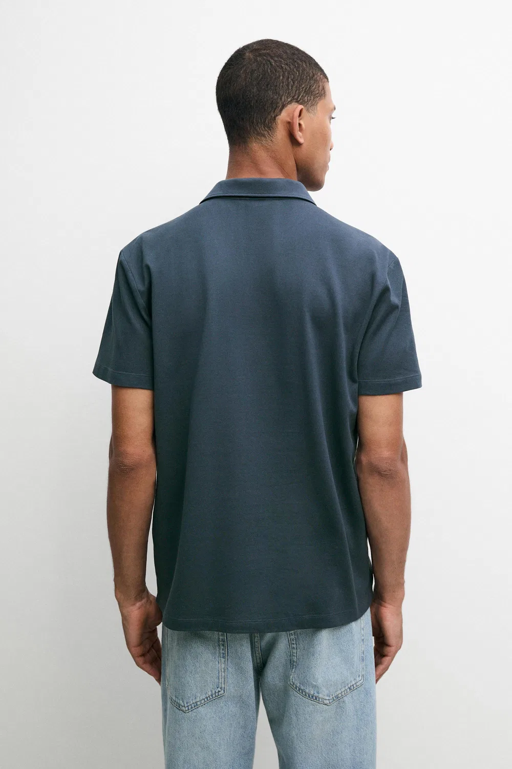 Поло Massimo Dutti Micro-textured V-neck Piqué Shirt, темно-синий — фото 4
