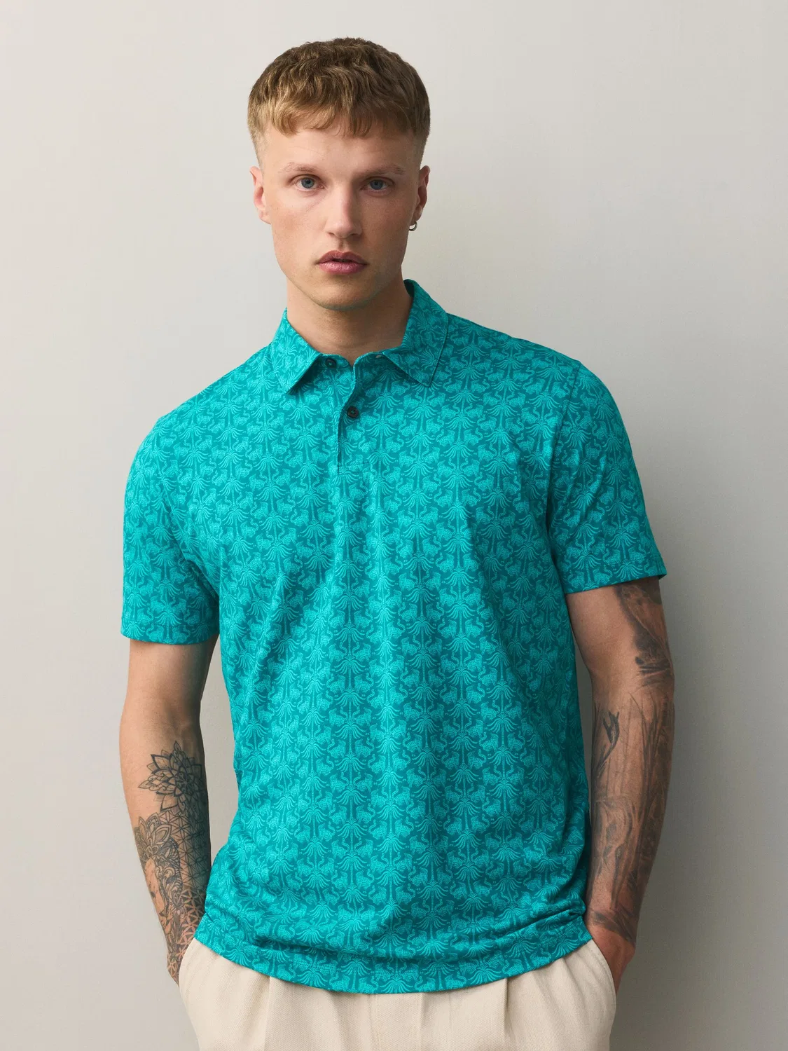 Next Бирюзовый/камень/охра - набор из 3 трикотажных рубашек-поло Motionflex с короткими рукавами и принтом пальмы — фото 2