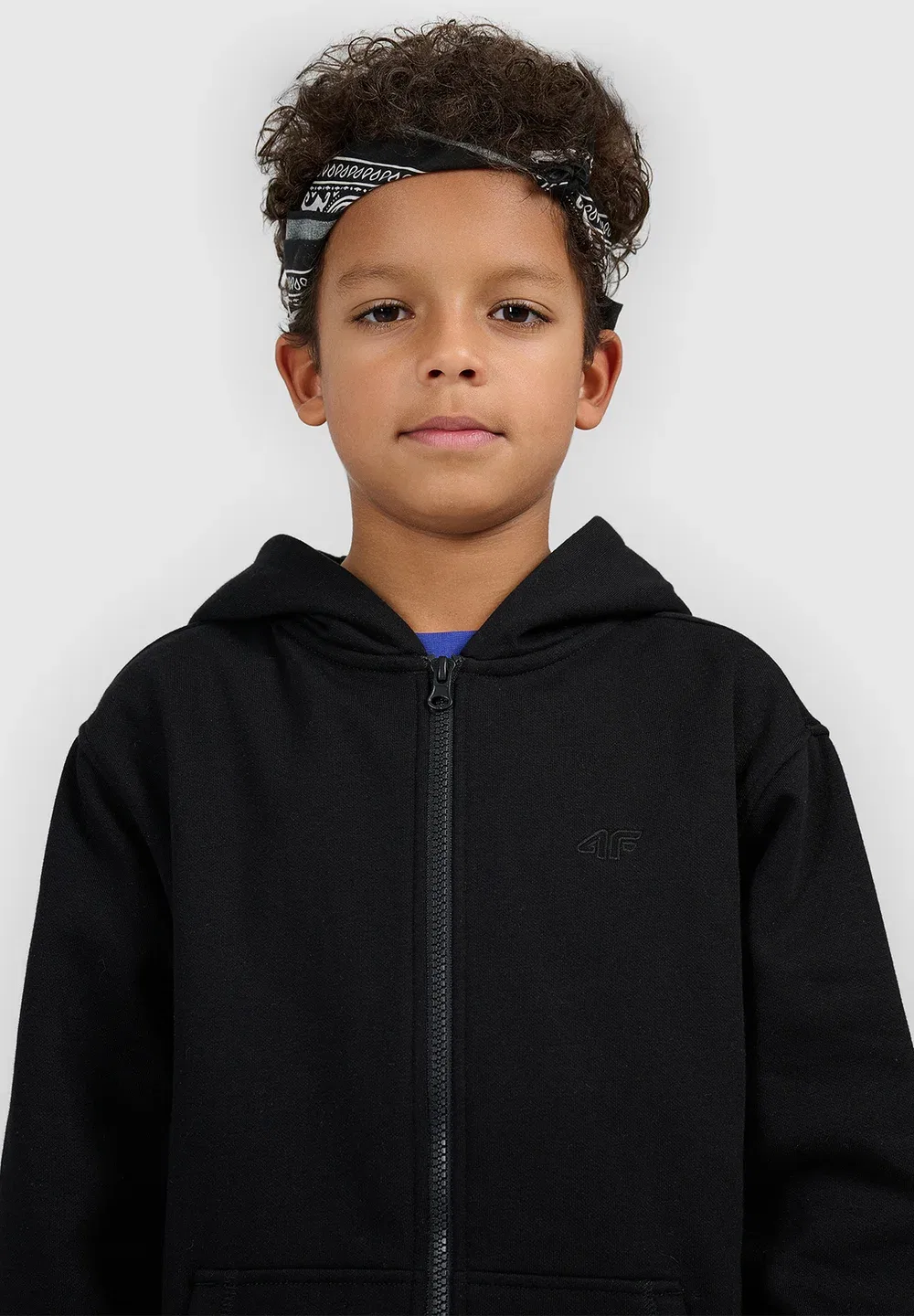 Bluza dresowa rozpinana z kapturem chłopięca - czarna 122 (6-7 лат) - толстовка на молнии 4F, Deep Black — фото 4