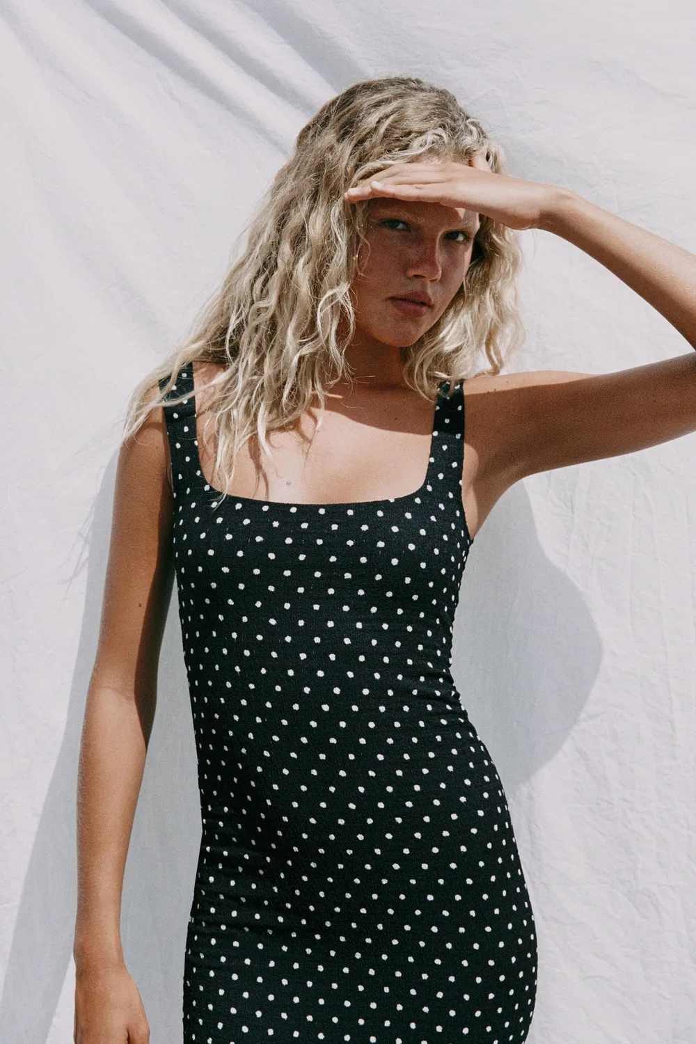 Платье миди с текстурированным узором в горошек ZARA, Black/White — фото 2